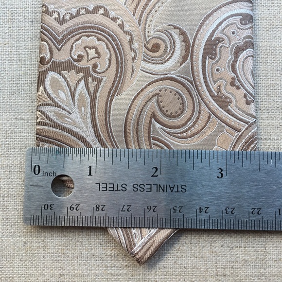 Donald Trump Brown Paisley Silk Tie - Picture 4 of 6